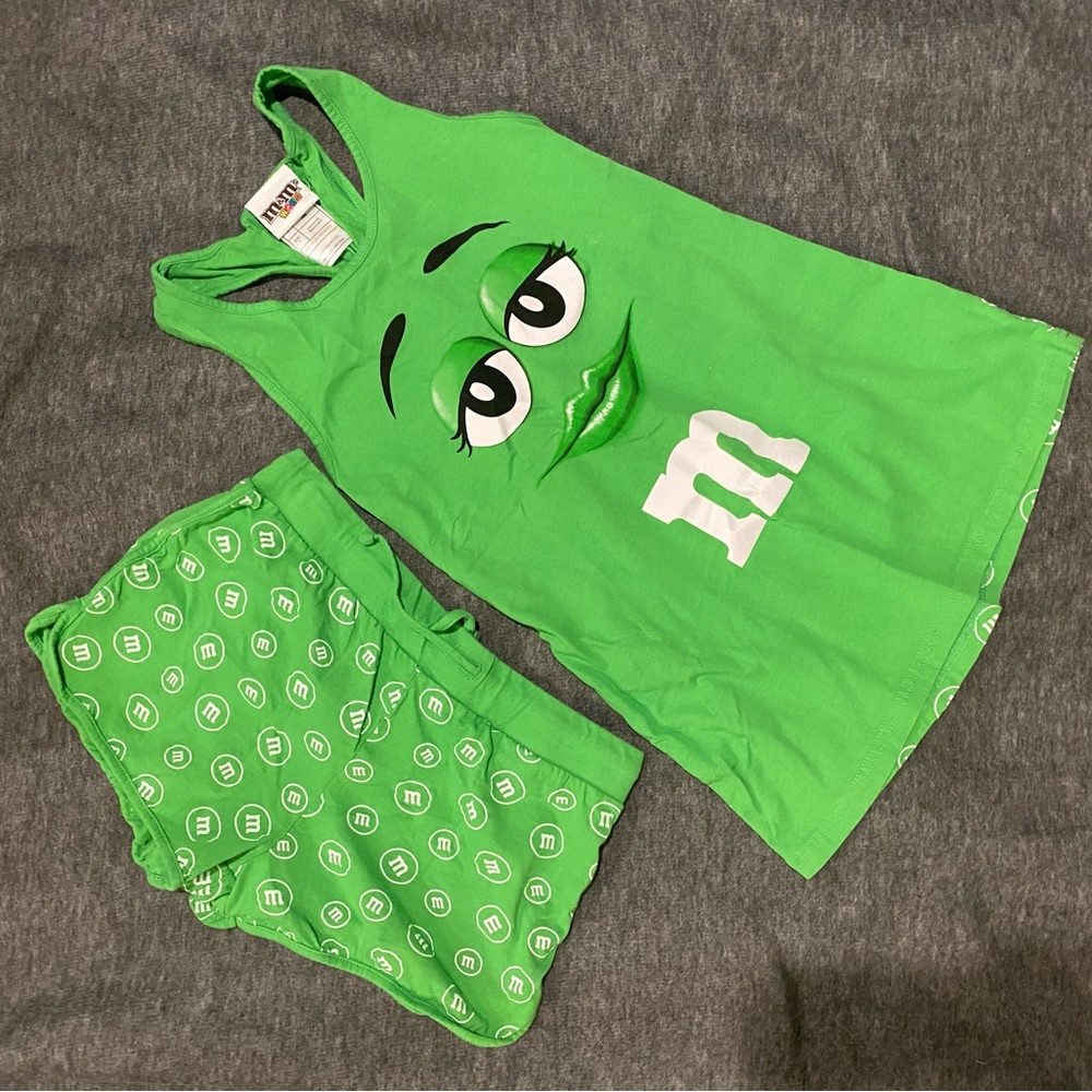 M&M Lounge Uniform